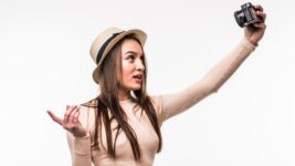 14 Photo Pose Ideas for the Most Engaging Travel Snaps