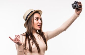 14 Photo Pose Ideas for the Most Engaging Travel Snaps